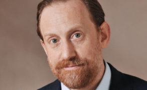 SIMON BAKER À LA MEP : DES CHOIX ET DES QUESTIONS